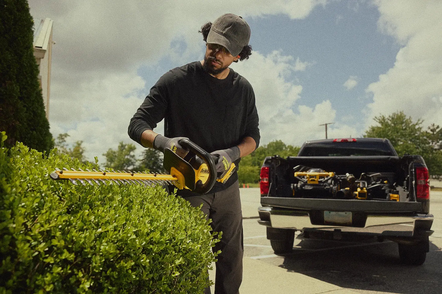 DEWALT® DCHT821P1 20V MAX* 22-in. Cordless Hedge Trimmer