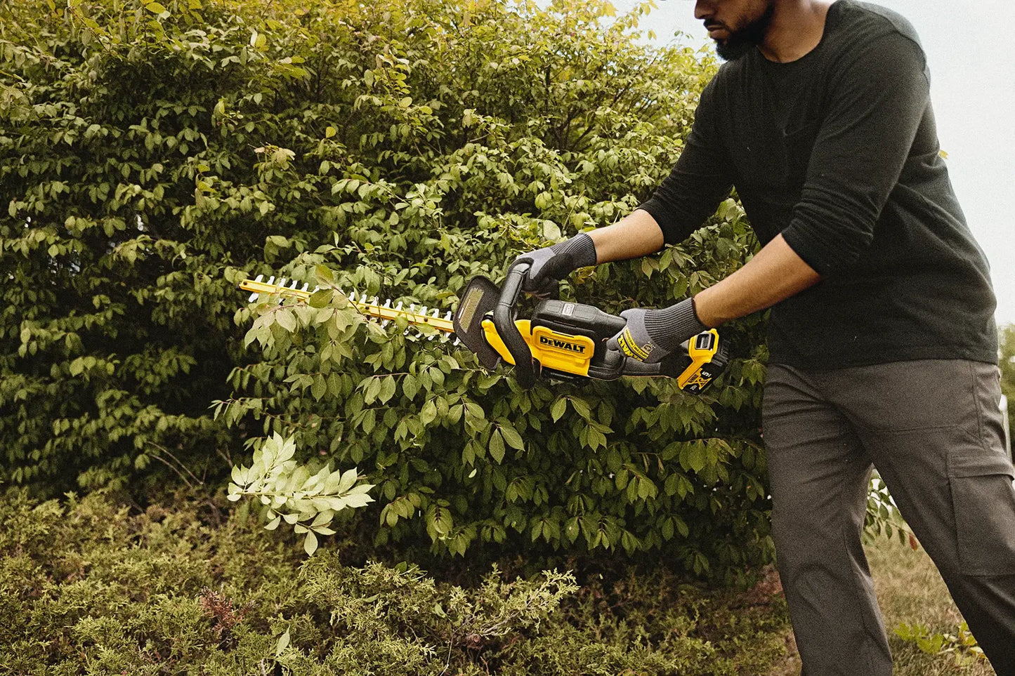 DEWALT® DCHT821P1 20V MAX* 22-in. Cordless Hedge Trimmer